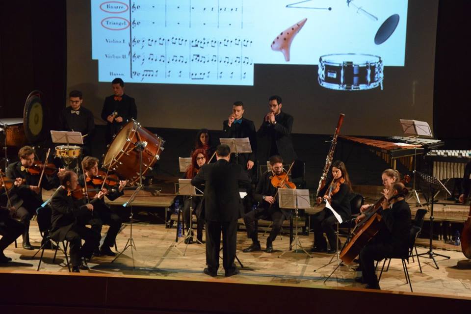 Orchestra da Camera di Messina — Kinder-Symphonie, partitura proiettata sullo schermo