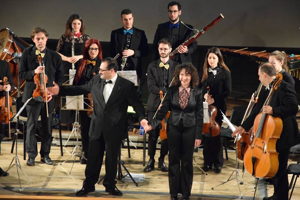 Il M° Chillemi e la spalla dell'orchestra — inchino finale
