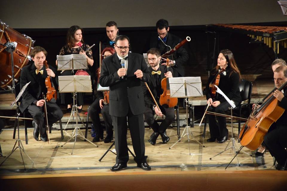 Il M° Chillemi spiega la partitura al pubblico — concerto didattico