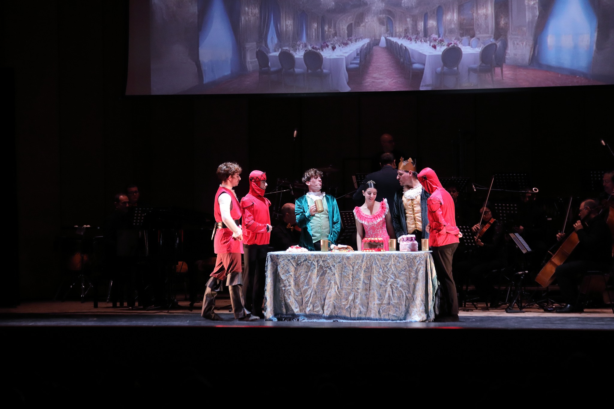Scena del banchetto — danzatori con costumi rossi e turchesi, Orchestra da Camera di Messina, Palacultura Antonello 2024