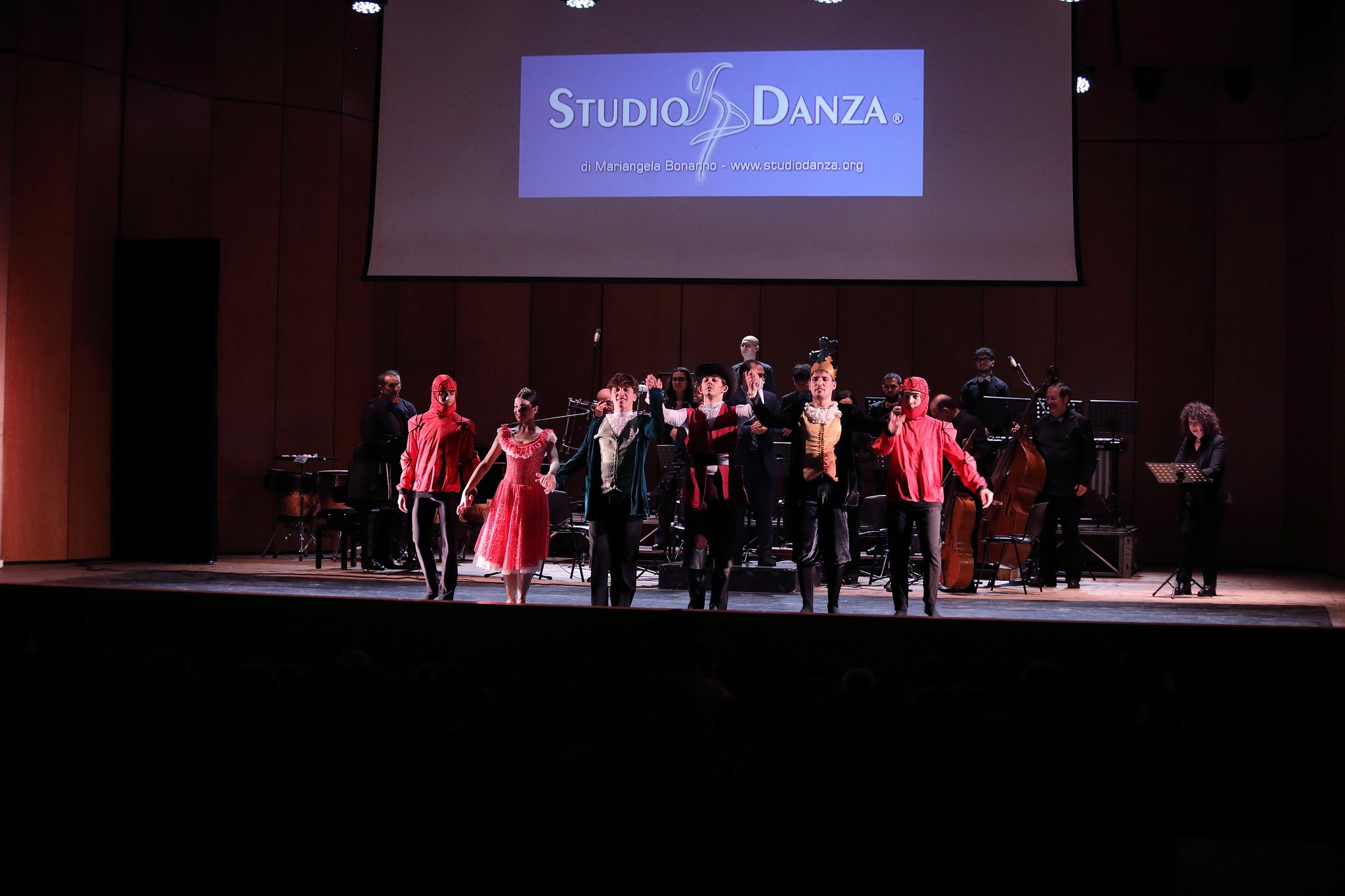 Il cast in scena — inchino finale con il logo Studio Danza di Mariangela Bonanno sullo schermo