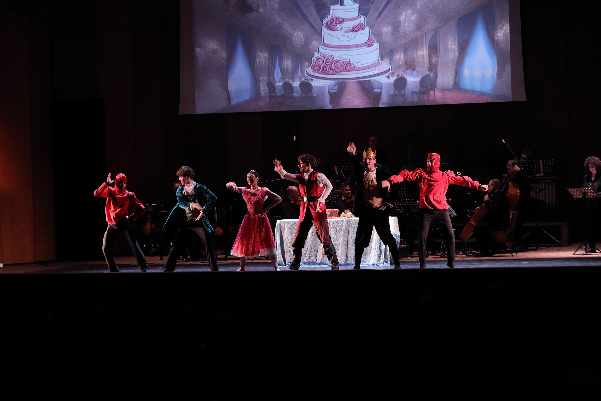 Scena di danza — danzatori con la torta nuziale animata sullo schermo, Orchestra 2024