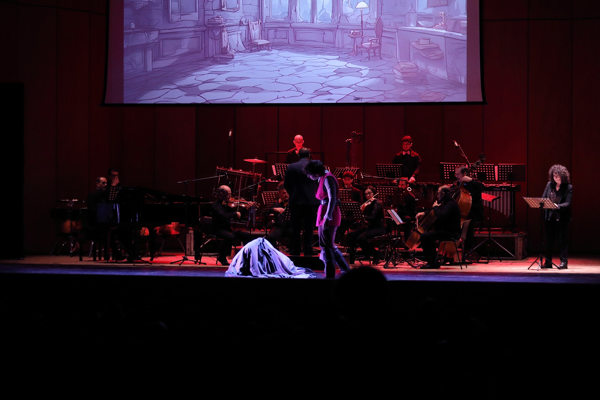 Scena notturna — due figure in controluce, stanza medievale animata sullo schermo