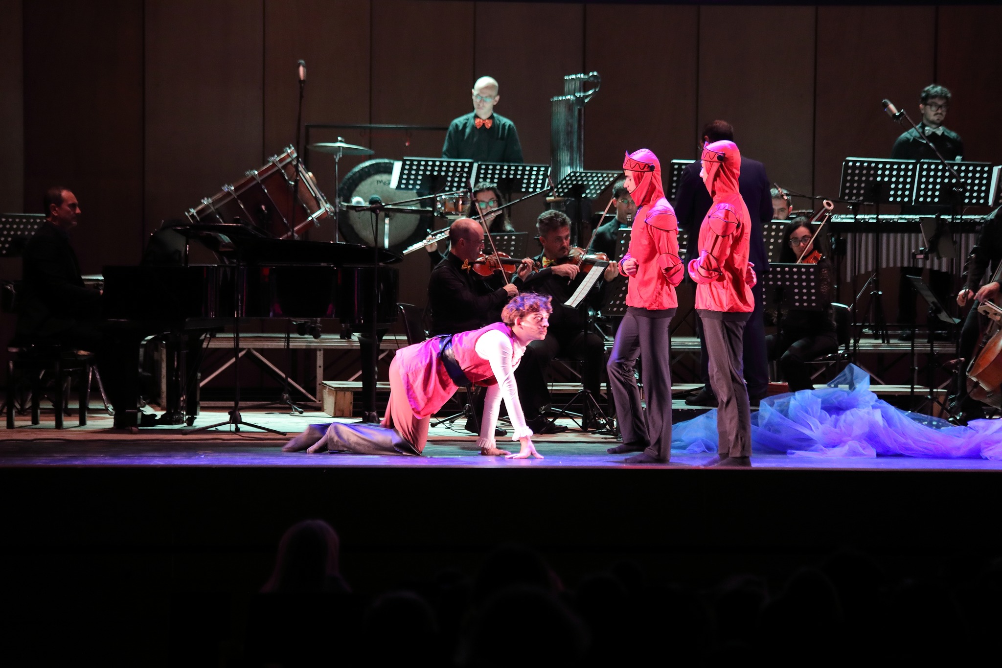 Il Gatto in scena — personaggio a quattro zampe con i servitori rossi, Orchestra 2024