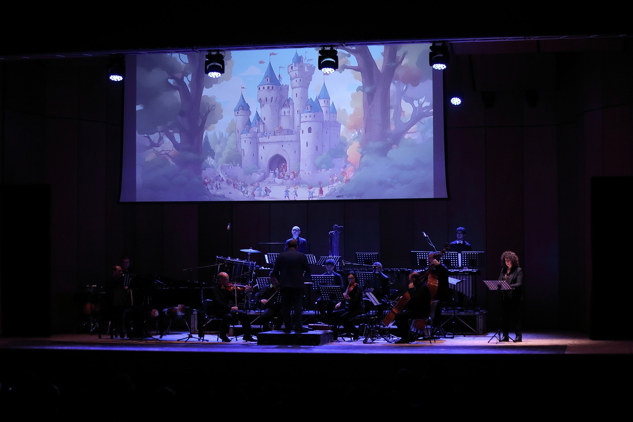 Orchestra con il castello animato — visione panoramica da lontano, Palacultura Antonello 2024