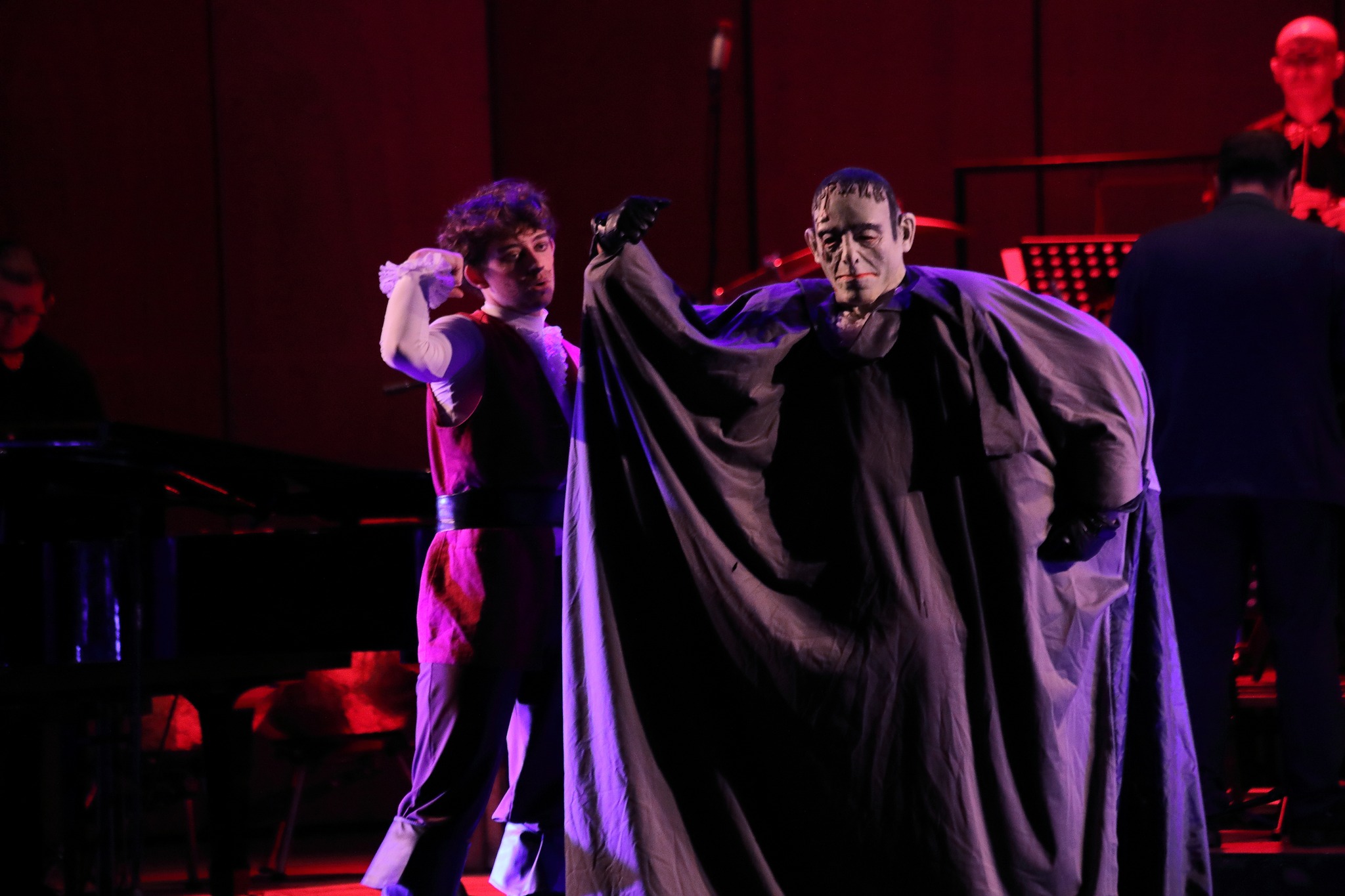 Il mostro in maschera — personaggio con mantello e il Gatto, scena drammatica 2024