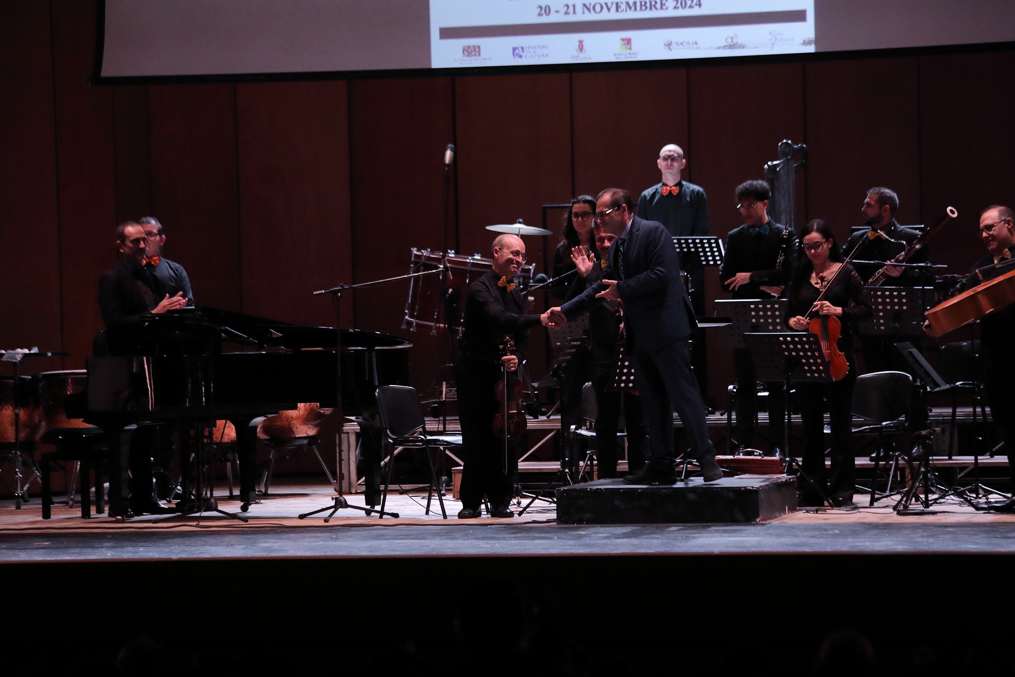 Il M° Chillemi saluta la spalla dell'orchestra — applausi finali, 20-21 novembre 2024
