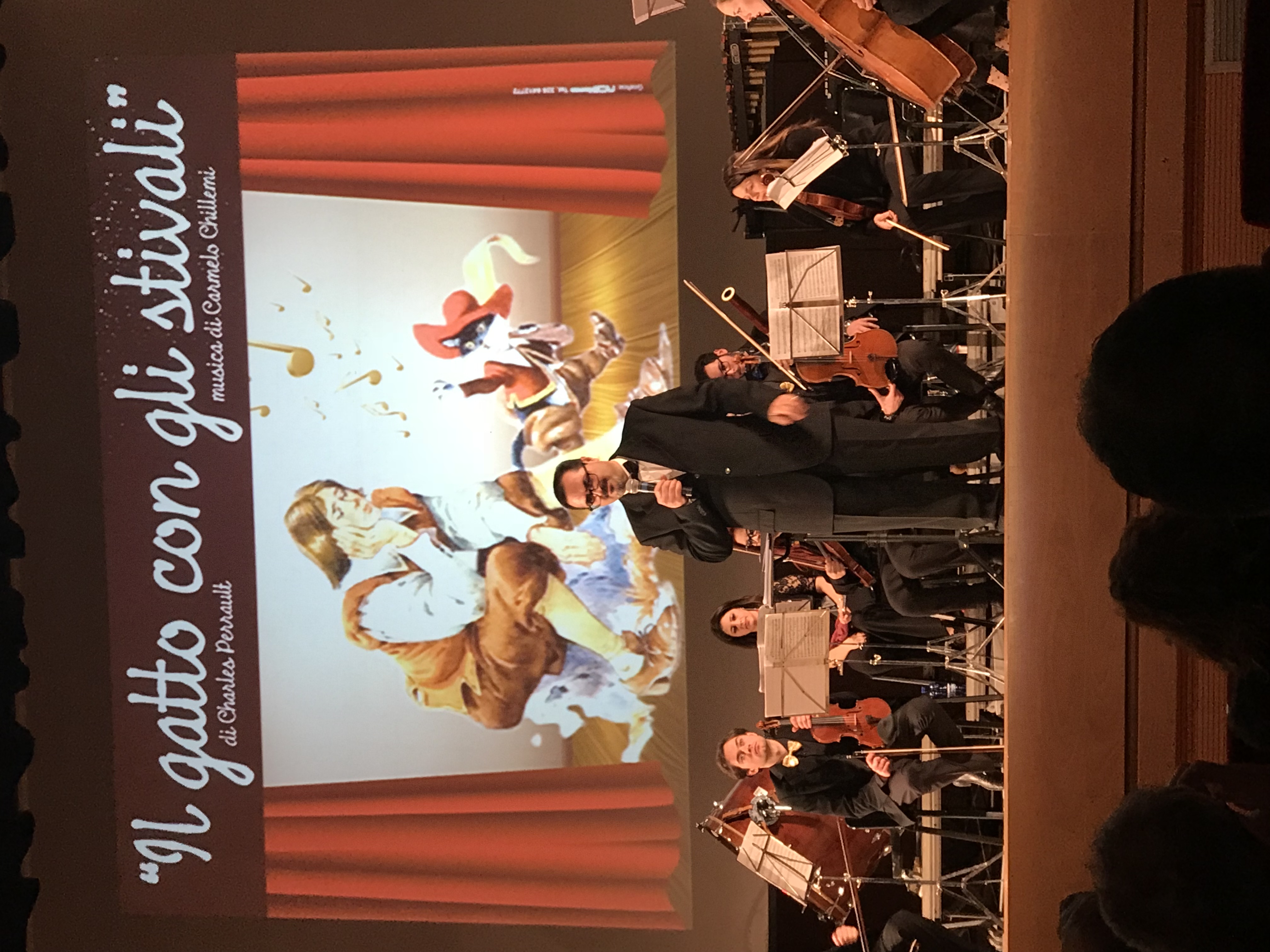 Il M° Chillemi durante la narrazione — illustrazione del Gatto in primo piano