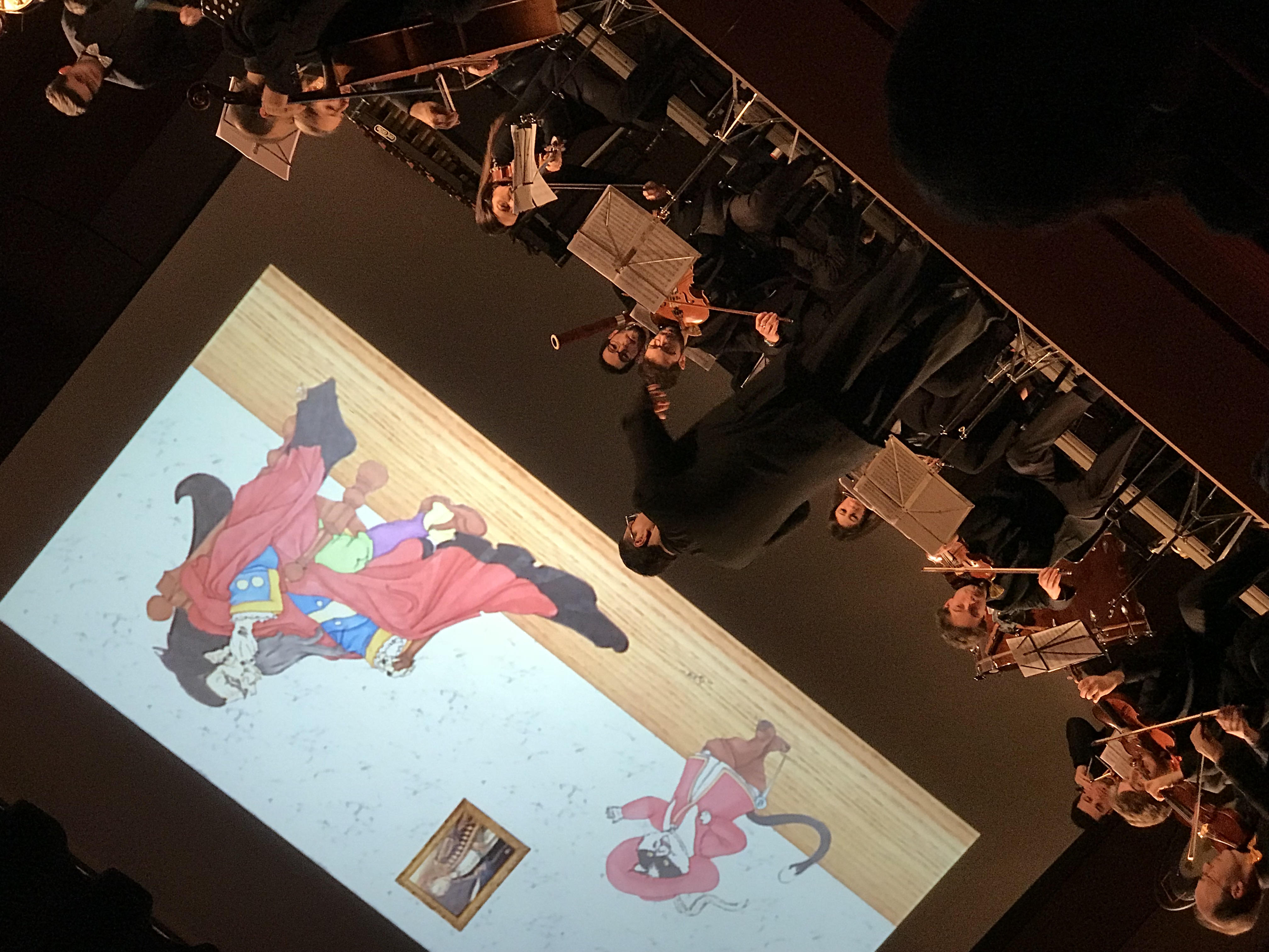 Il M° Chillemi dirige l'orchestra — animazione del Gatto sullo schermo