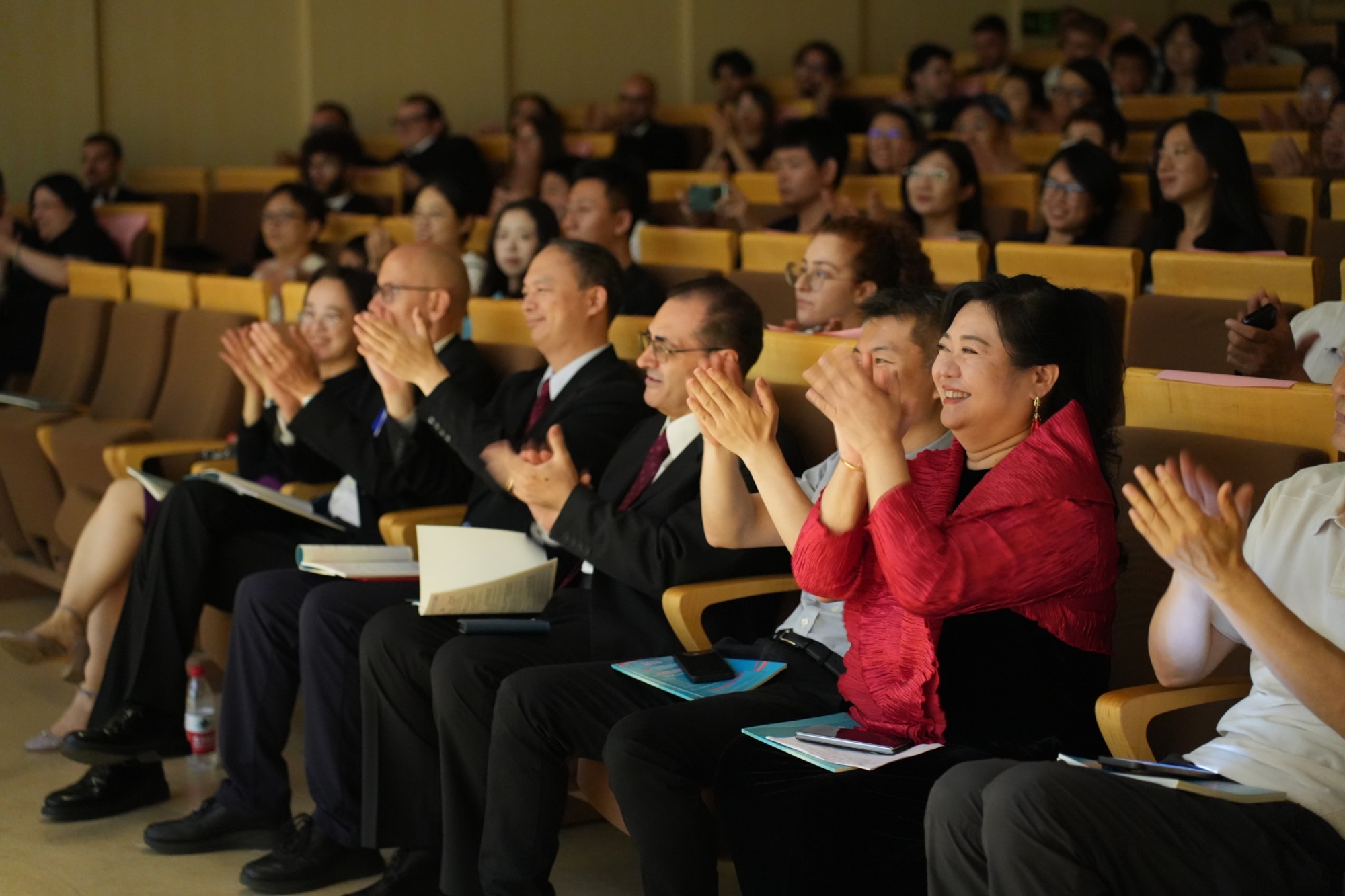 Il pubblico applaude