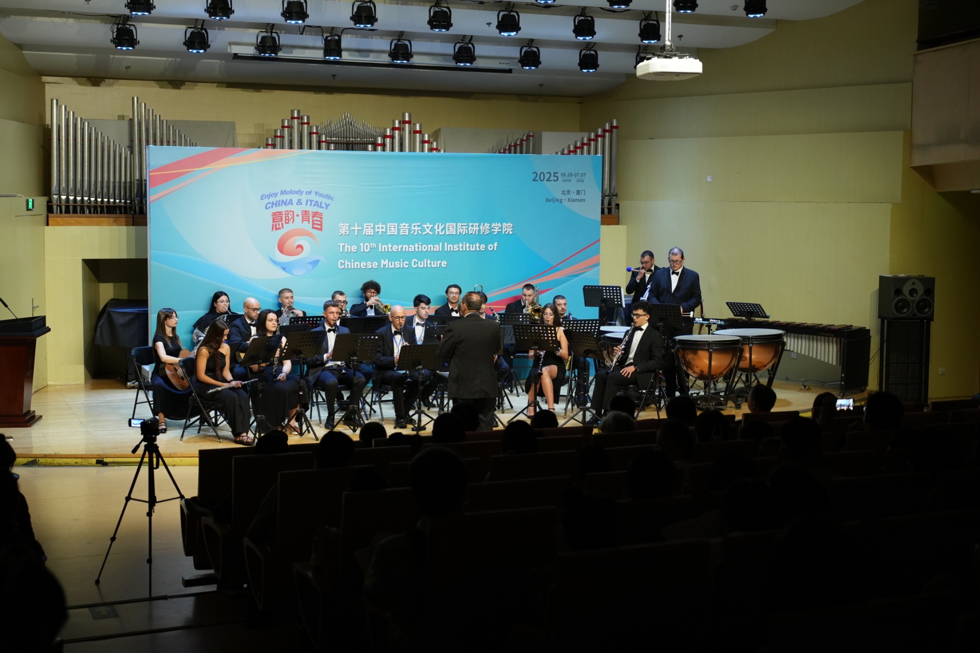 Vista d'insieme — orchestra Corelli sul palco