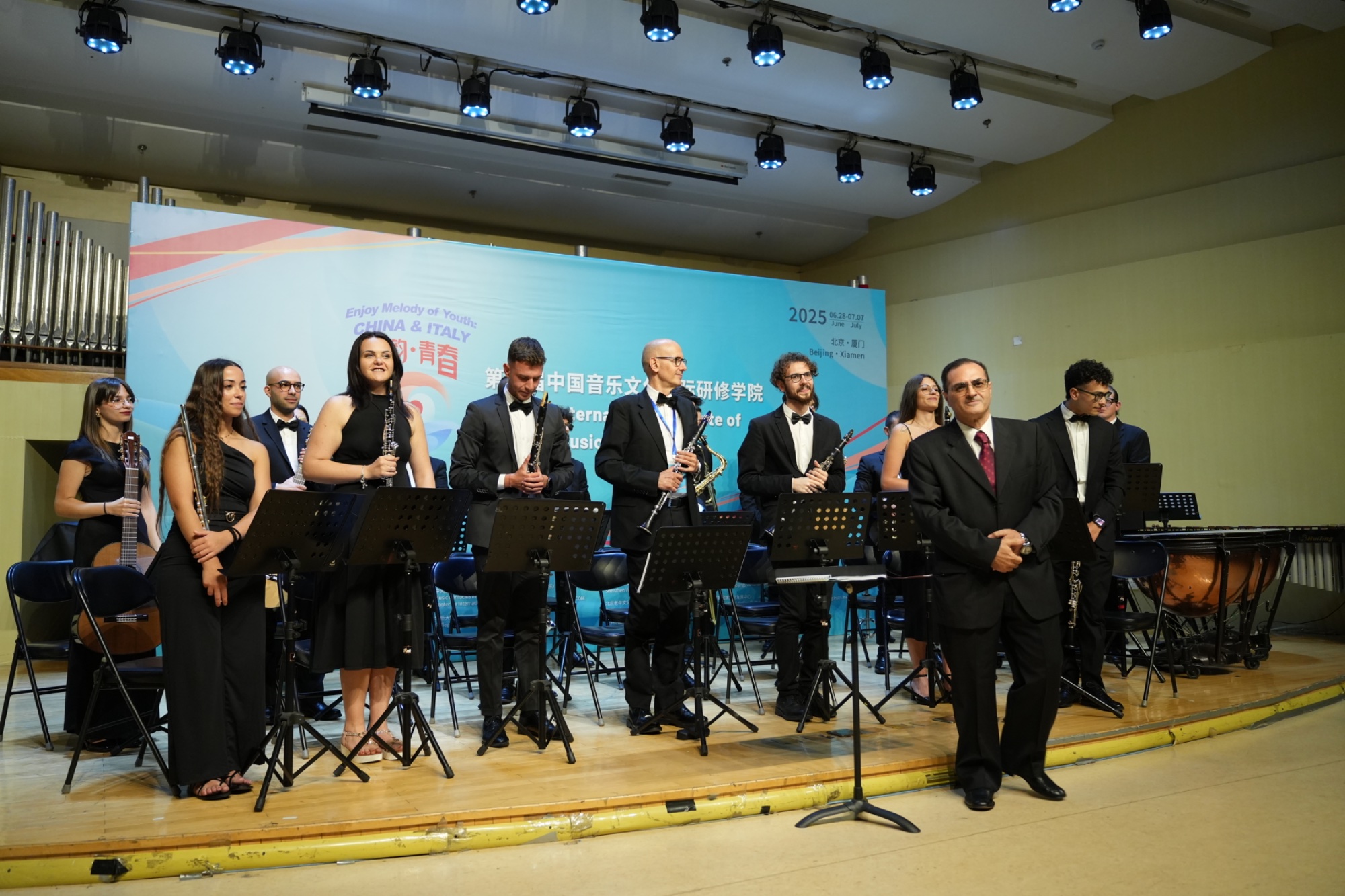 L'orchestra e il Maestro — applausi finali