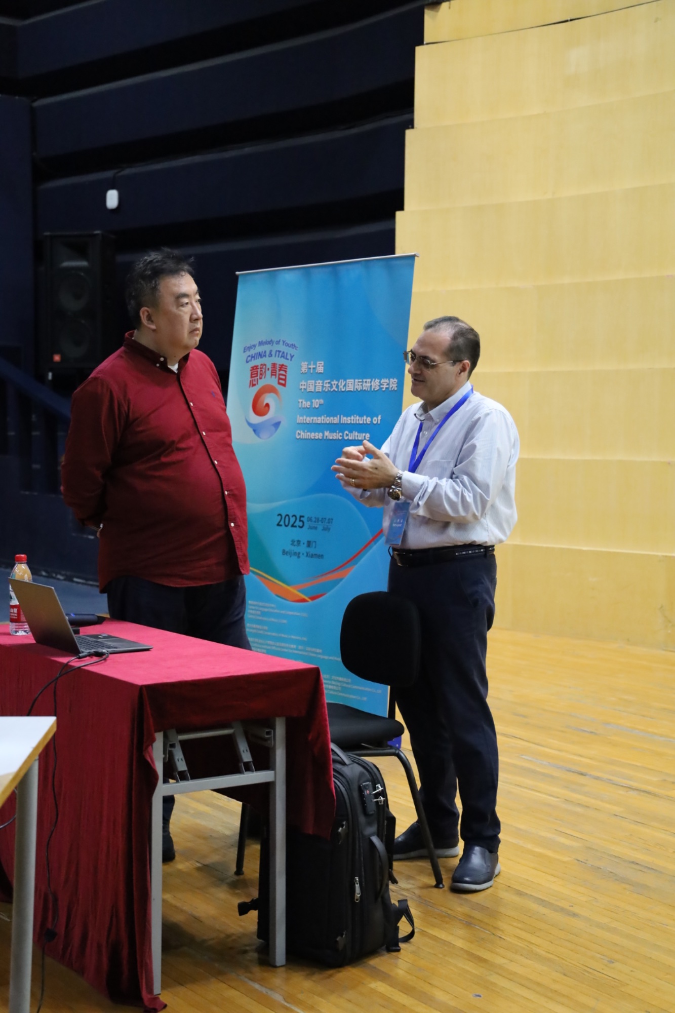 Lezione di strumenti tradizionali cinesi con gli studenti italiani