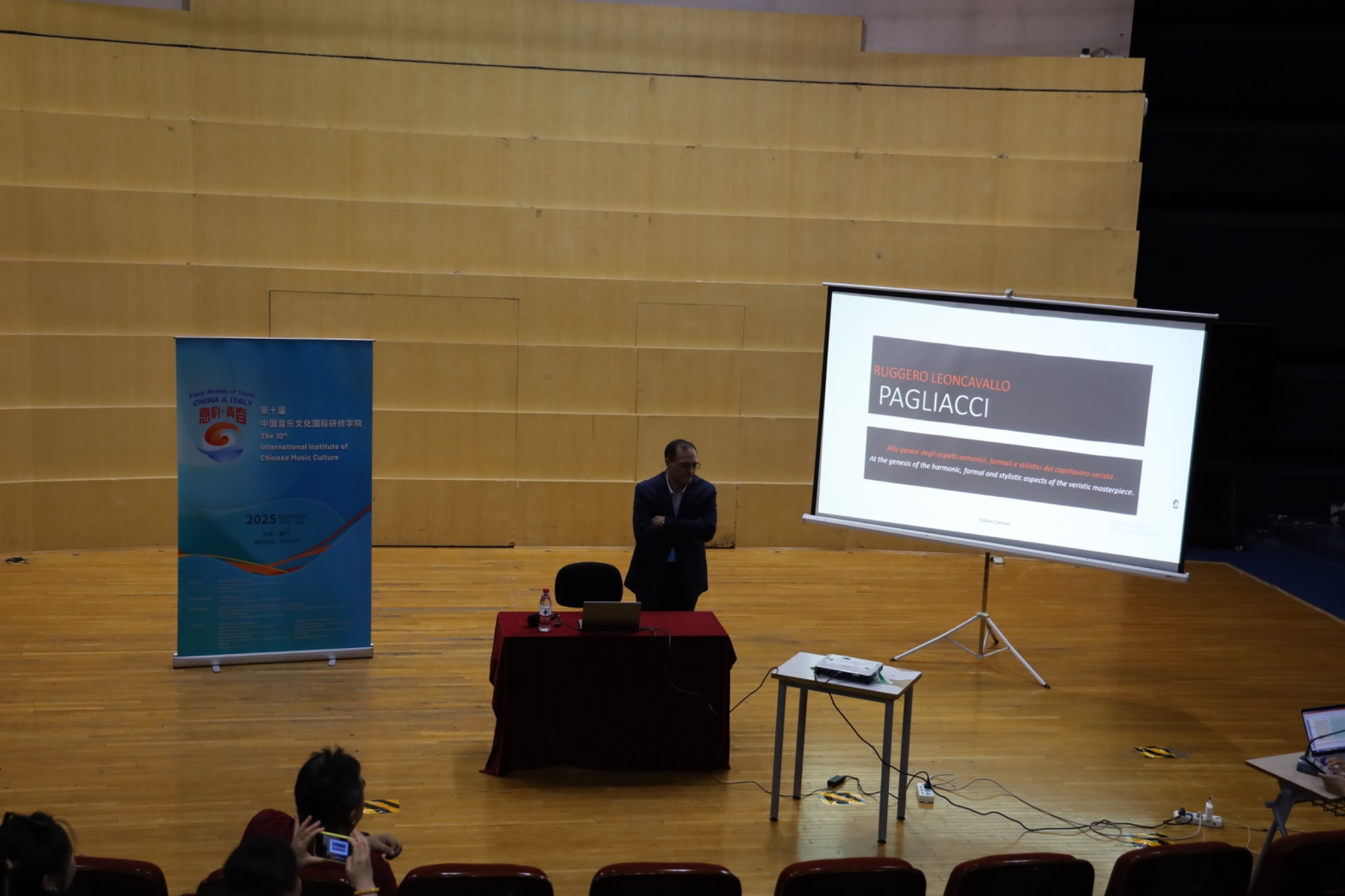 Studenti italiani e cinesi insieme — scambio musicale