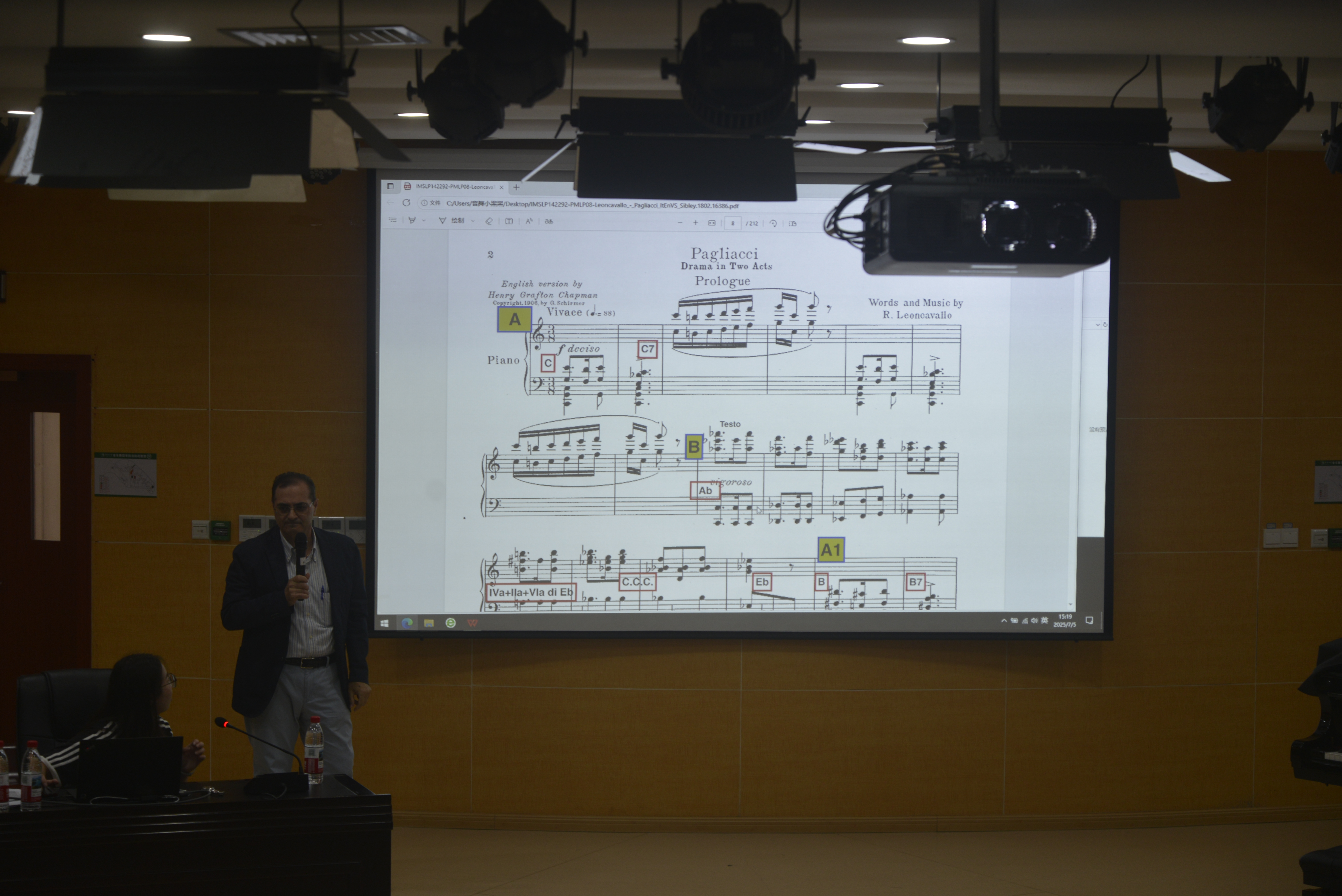 Conferenza del M° Chillemi su Pagliacci — analisi armonica al pianoforte