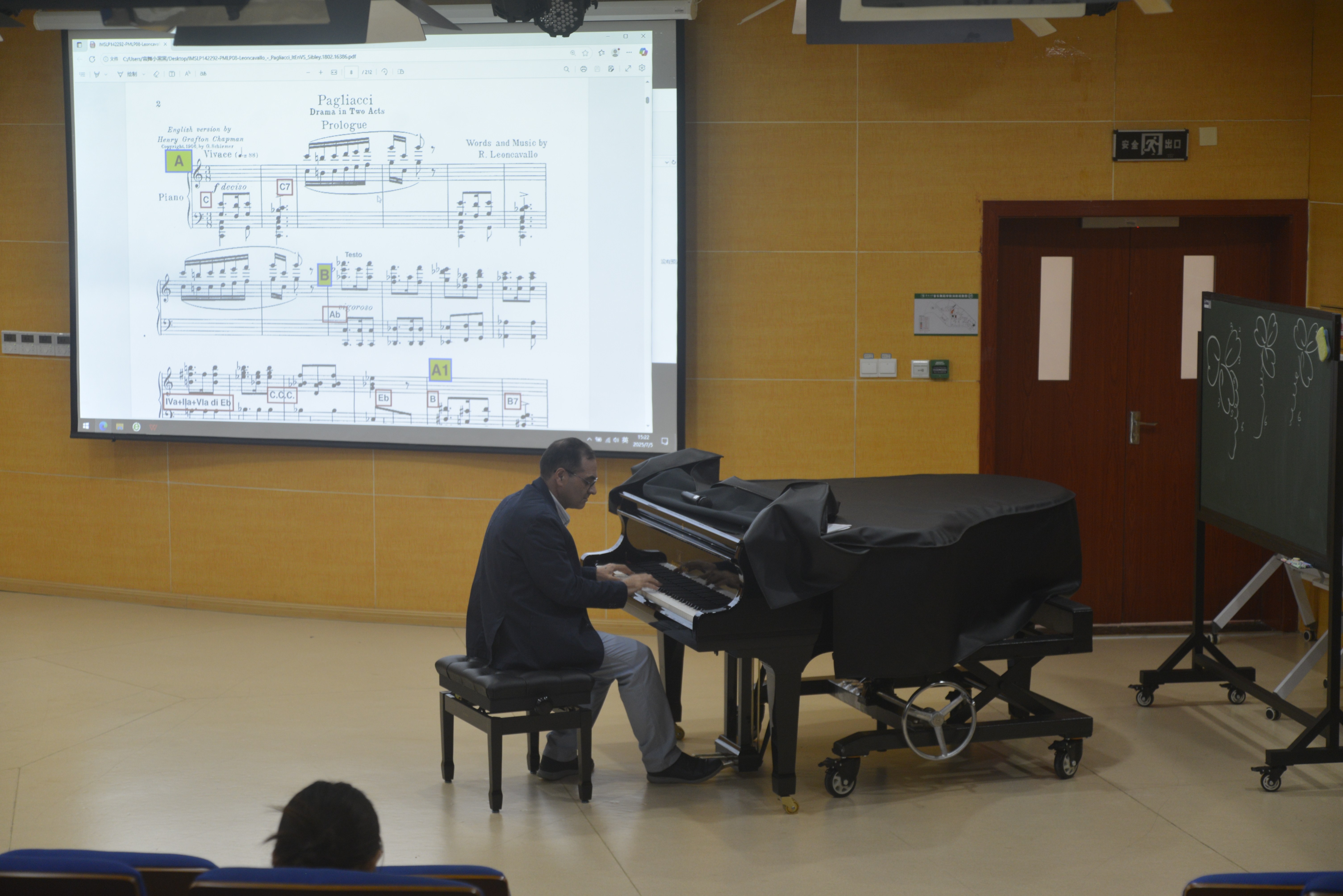 Il M° Chillemi al pianoforte durante la conferenza su Leoncavallo