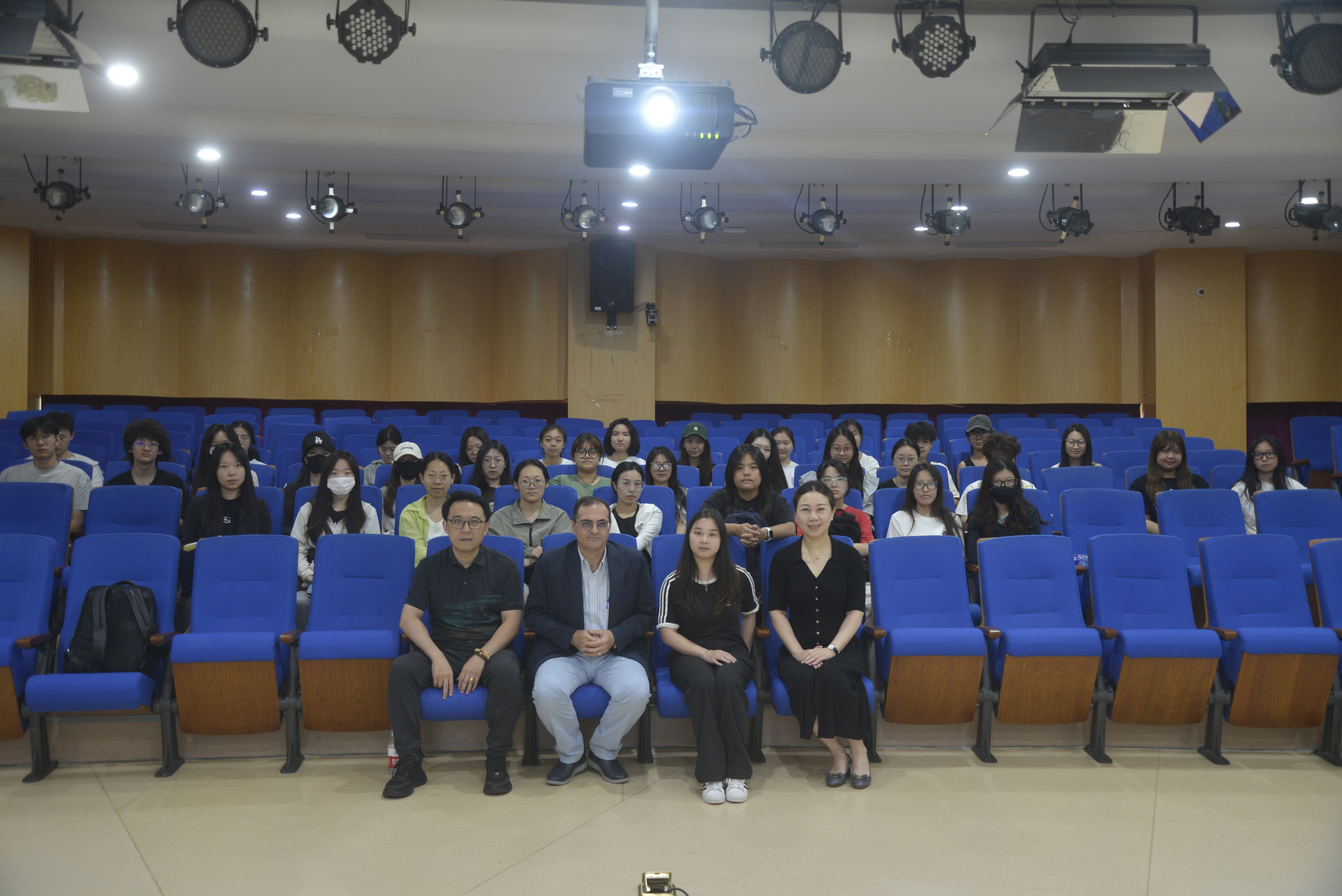 Foto di gruppo con studenti di composizione dopo la conferenza — Xiamen